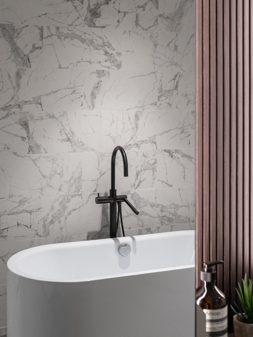 design-contemporain-chic-salle-de-bain-marbre-mineral-et-bois-appartement-tangram