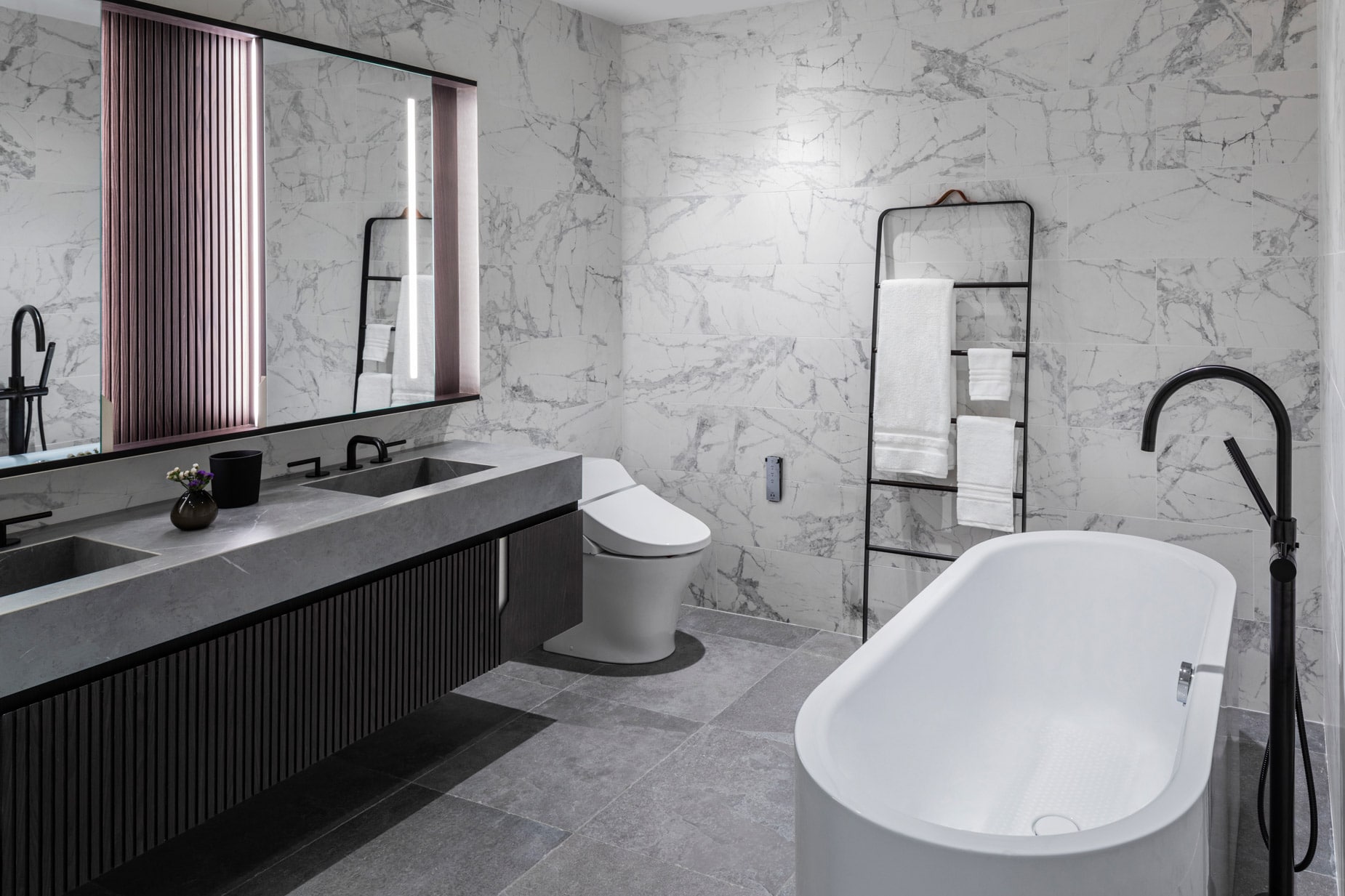 design-salle-de-bain-contemporaine-pierre-naturelle-marbre-luxe-et-elegance-rosedesign