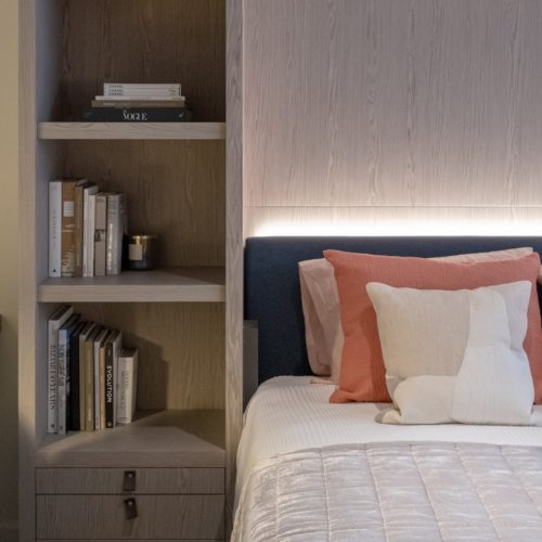 conception-meuble-sur-mesure-tete-de-lit-cloison-avec-rangements-integres-qui-divise-l-espace-rosedesign