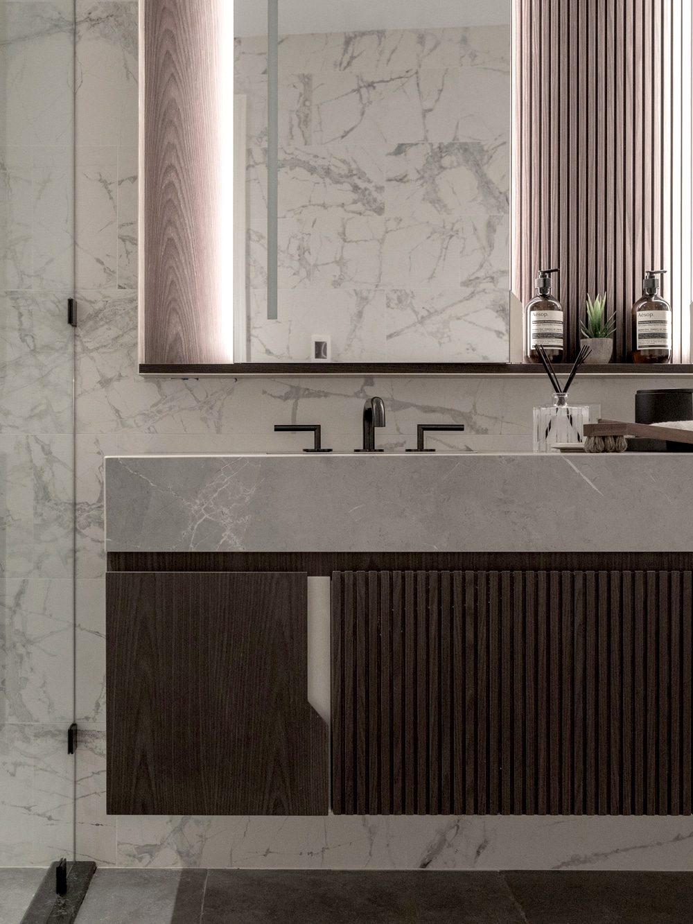 agencement-et-design-salle-de-bain-en-marbre-blanc-avec-mobilier-bois-et-robinetterie-haut-de-gamme-rosedesign