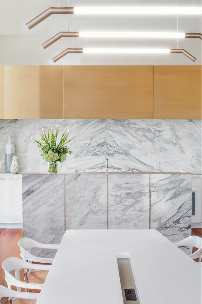 amenagement-et-decoration-cuisine-ouverte-moderne-en-marbre-et-mobilier-sur-mesure-rosedesign