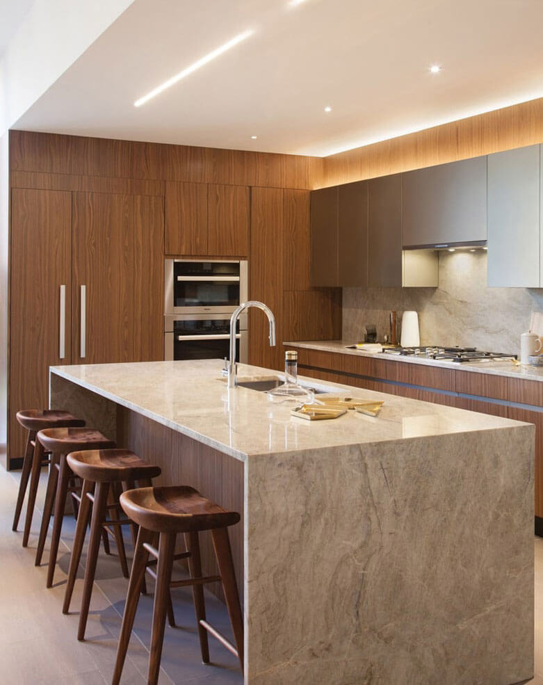 amenagement-et-decoration-cuisine-haut-de-gamme-minimaliste-en-marbre-et-bois-precieux-avec-ilot-central-rosedesign