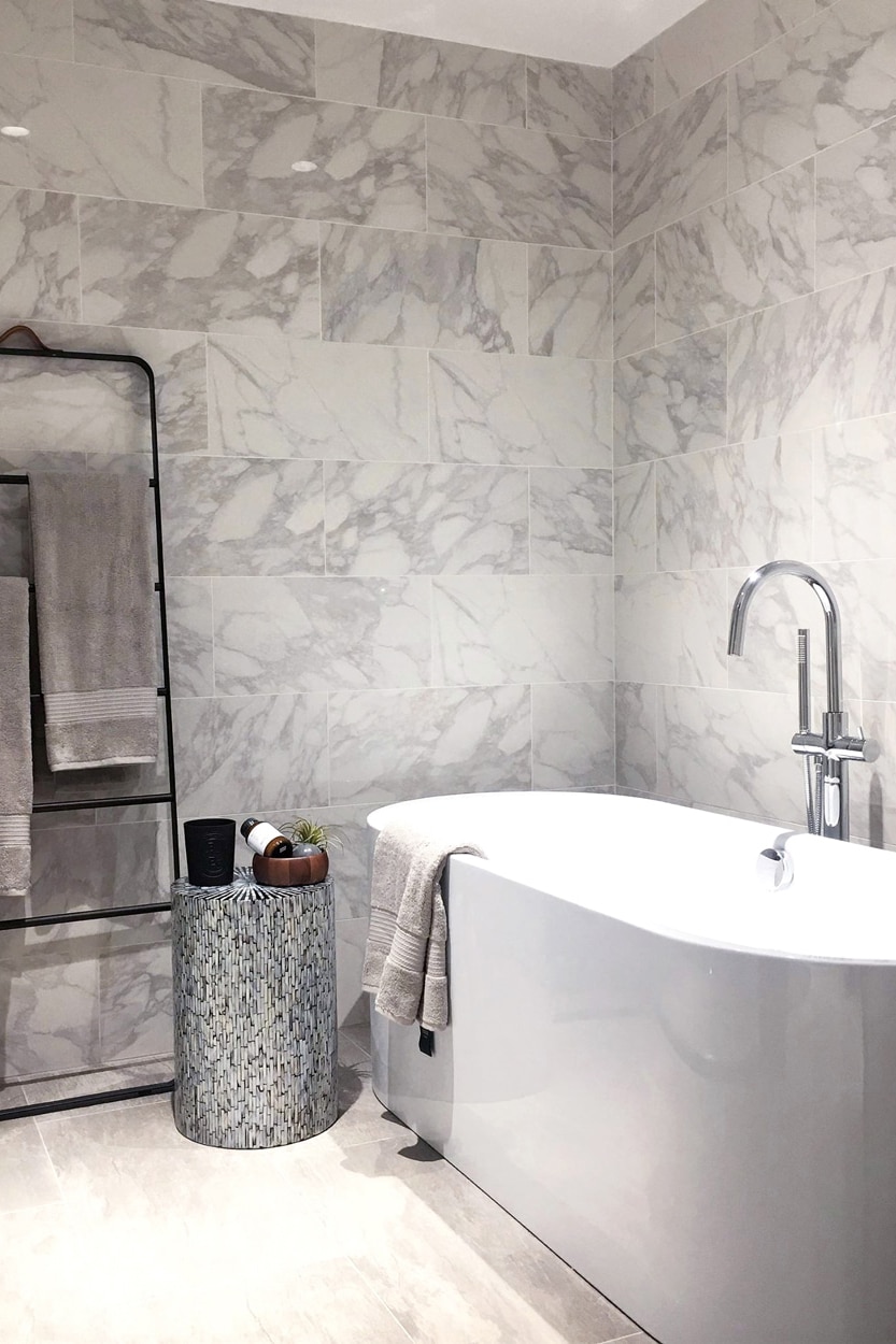 design-salle-de-bain-en-marbre-blanc-et-gris-baignoire-ilot-rosedesign