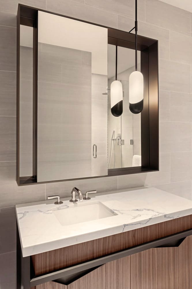 optimisation-et-decoration-interieure-salle-de-bain-miroir-et-suspension-sur-mesure-en-laiton-rosedesign