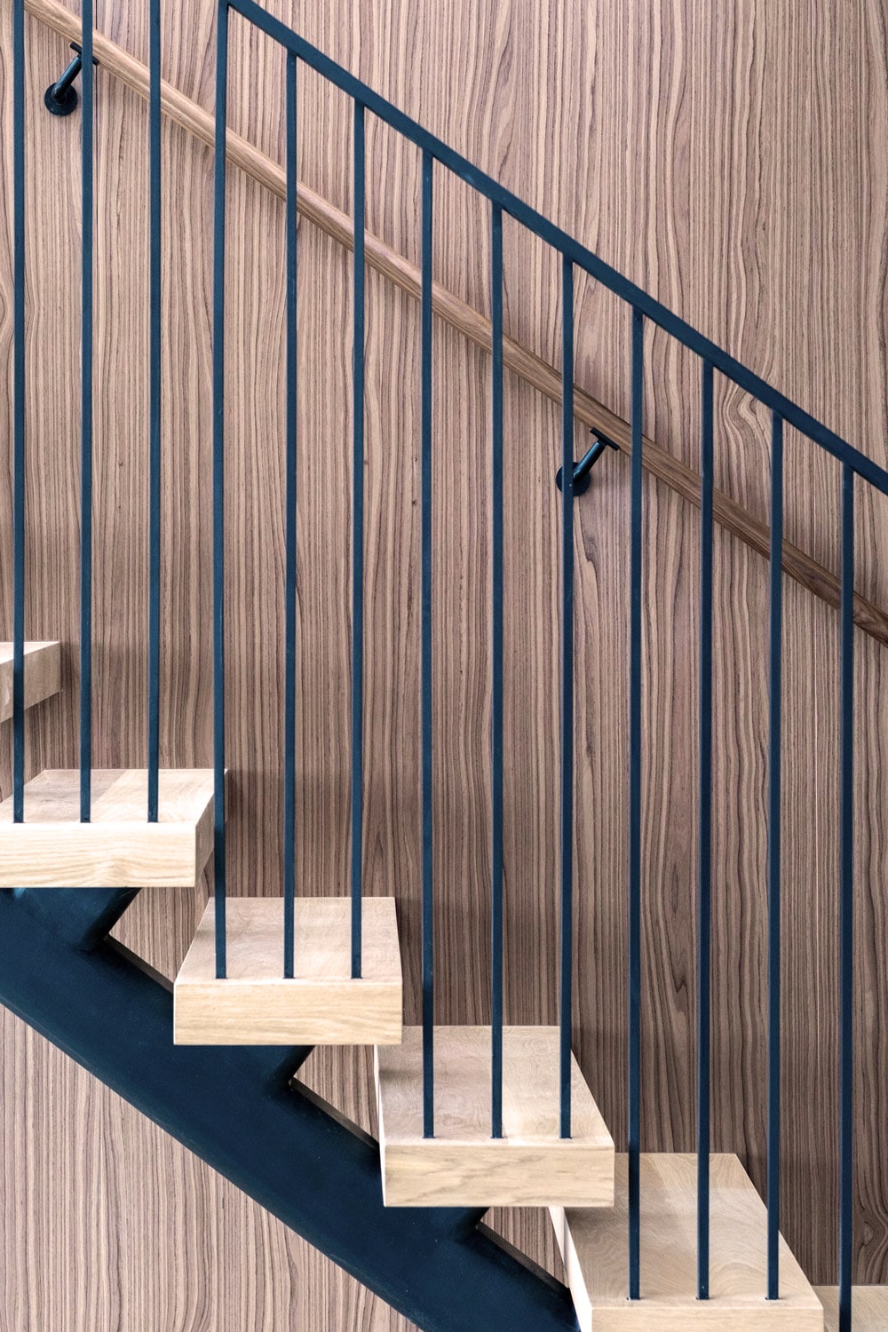 design-et-fabrication-escalier-chene-et-metal-agence-rosedesign-biarritz
